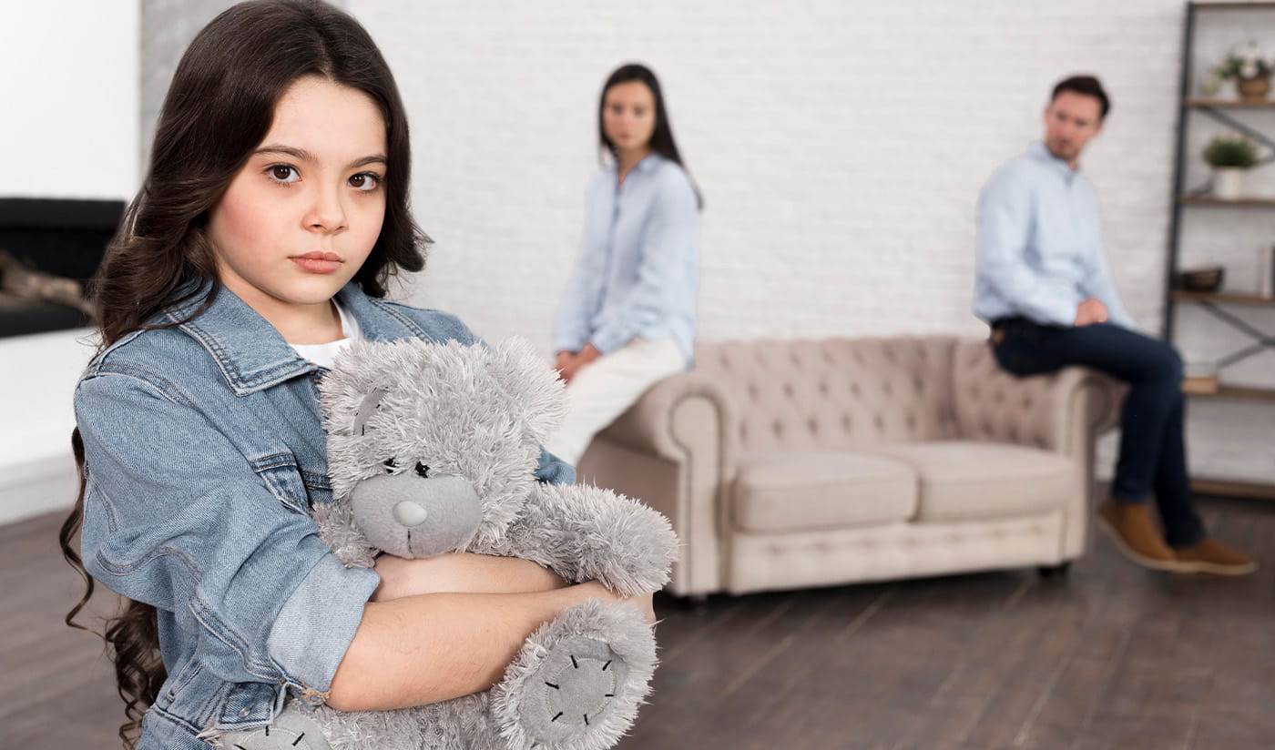 parent comforting child after divorce