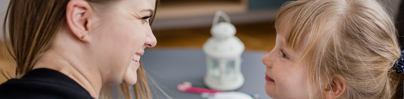   <p>
            آموزش آداب معاشرت به کودکان تلاشی چالش برانگیز اما ارزشمند است. گفتن عباراتی از قبیل لطفا و متشکرم، محترم و
            مودب بودن و استفاده از آداب و رسوم هنگام صرف غذا باعث می شود که معلمان و سایر والدین متوجه فرزندتان شوند و
            اعتماد به نفس، استقلال و عزت نفس او را تقویت کنند.
            <br/>
            اما آموزش این موارد به کودک ممکن است در مواقعی کمی مشکل باشد. وقتی هم سن و سالان کودک در مدرسه این کار را
            انجام ندهند، متقاعد کردن کودک به رعایت آداب اولیه سخت است. با این همه طبق نظر کارشناسان کودک رویکرد ایده ال
            <a
                href="/pillars/positive-parenting"
                target="_blank"
                rel="noopener noreferrer">فرزندپروری مثبت</a>، ترکیبی از آموزش مستقیم به کودک، انجام رفتارهایی که می
            خواهید در کودک ببینید توسط خودتان به منظور الگو گرفتن کودک و تقویت کردن رفتارهای مورد نظرتان با تعریف و
            تمجید از کودک است.
        </p>