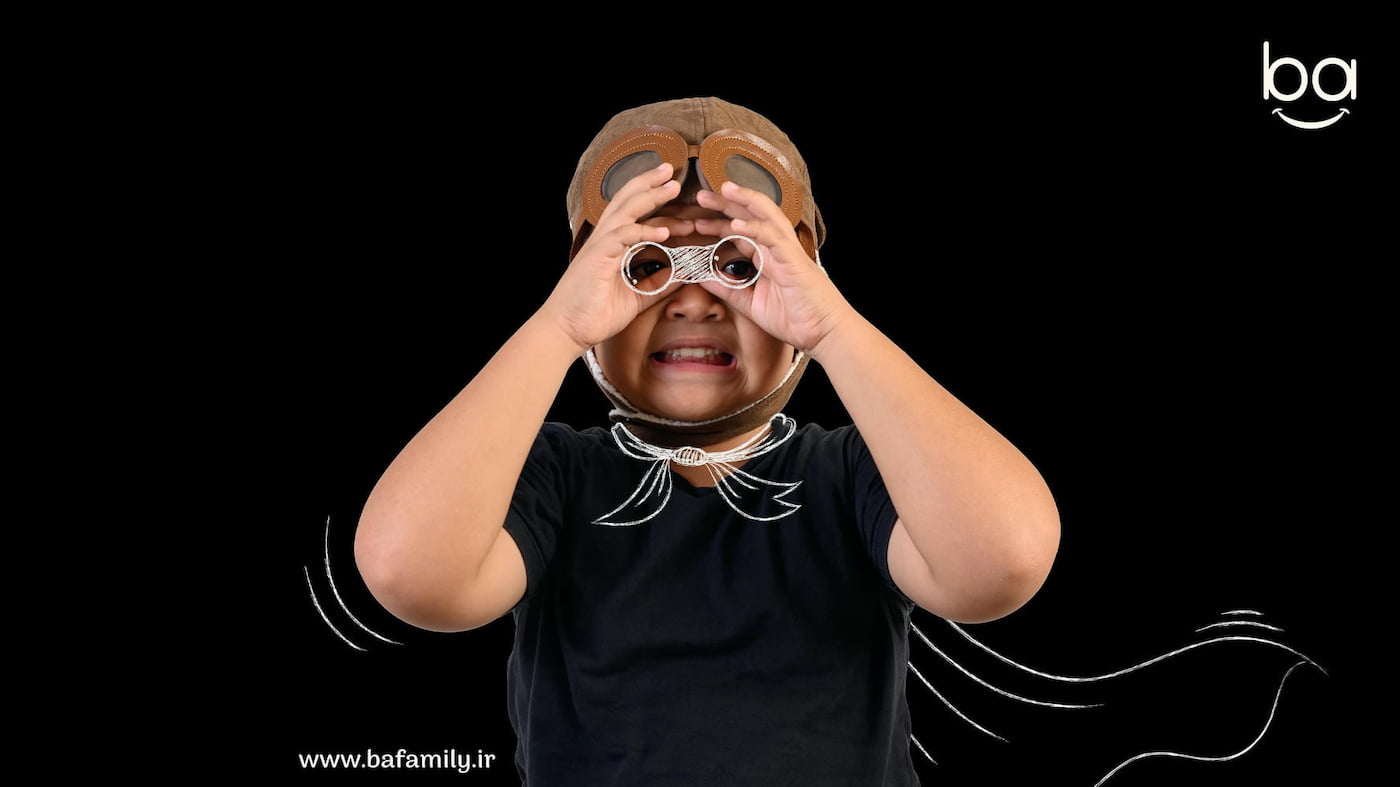 کودکی با لبخند در اتاق خود ایستاده و والدینش او را تشویق می‌کنند، نشانه‌ای از اعتماد به نفس و احساس امنیت.