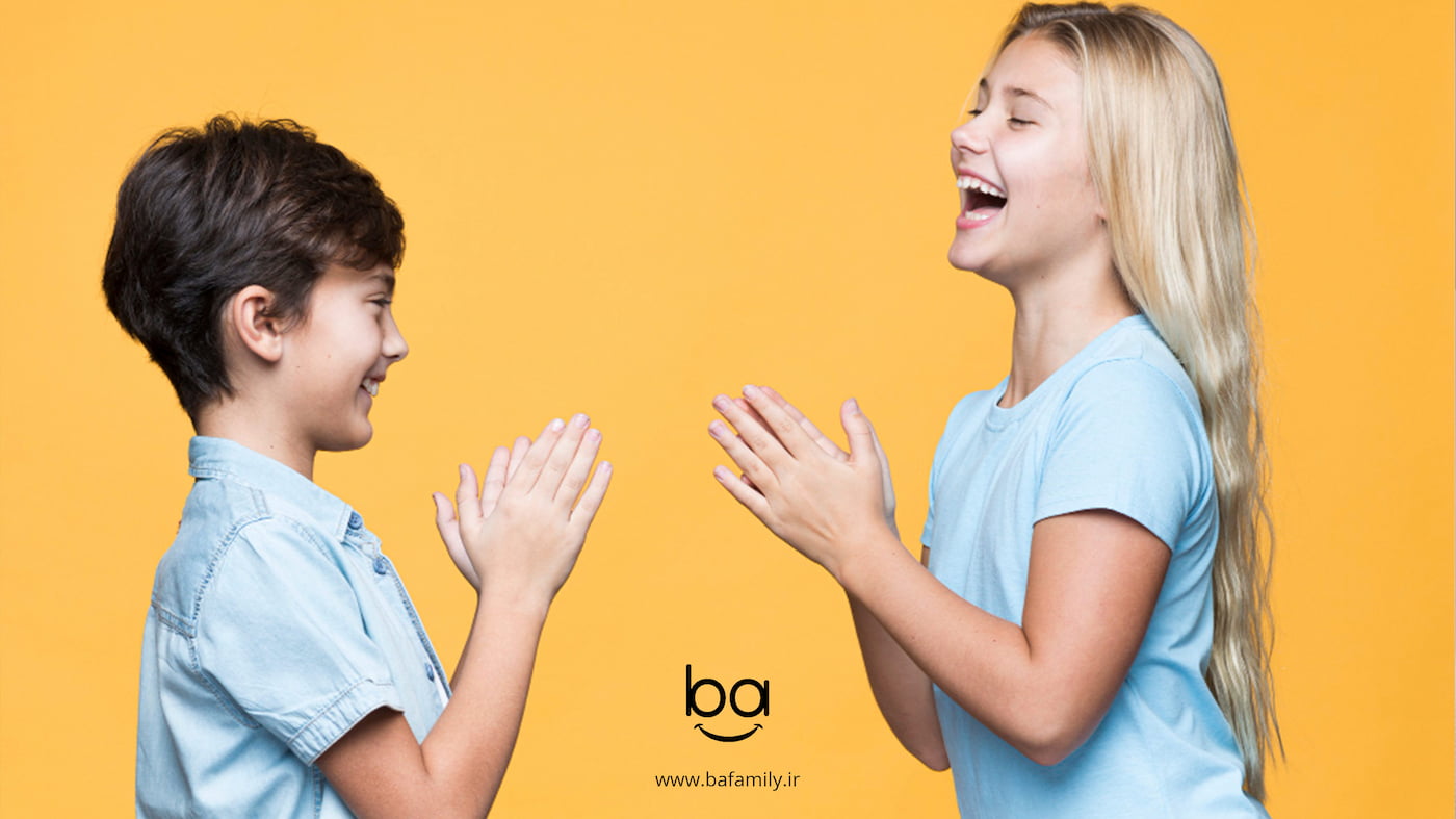 کودک در حال تمرین کف‌زدن با ضرب موسیقی
