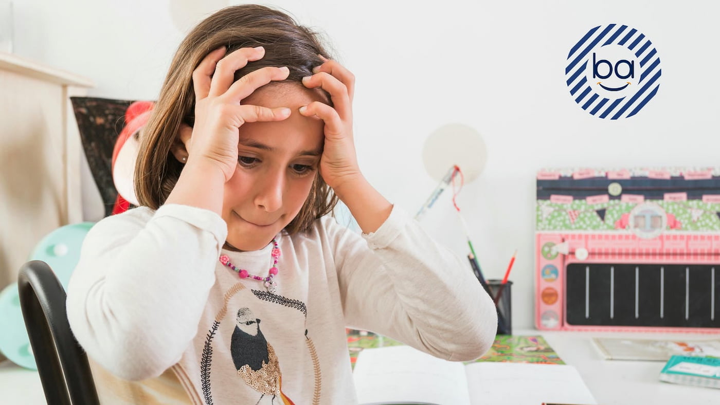 کودک کمال‌گرا با اضطراب و ترس از اشتباه در حال انجام تکالیف یا فعالیت‌های روزانه