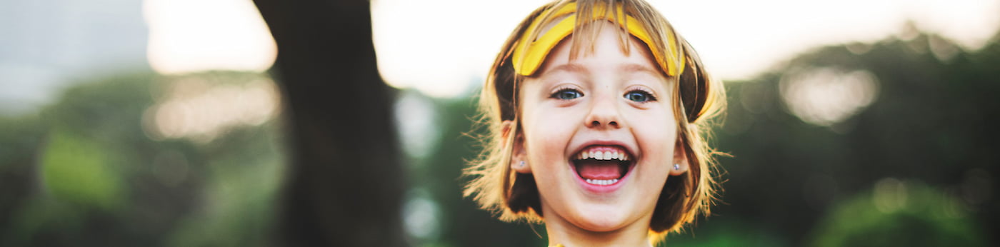 کودکان از همان بدو تولد مهارت های جدید را با سرعت بالایی می آموزند.  در کنار این مهارت و توانایی های جدید، اعتماد به نفس استفاده از آنها را نیز به دست بیاورند. اما اعتماد به نفس چیست؟ اعتماد به نفس این است که بتوانید به خودتان اعتماد کنید و خودتان را دوست داشته باشید. احساس اطمینان از خود، توانایی ها، مهارت ها و تصمیمات علی رغم هر خطری را، اعتماد به نفس گویند.  اعتماد به توانایی های خود از همان دوران نوزادی و زمانی که نوزادان شروع به خزیدن یا اقدام به برداشتن اولین قدم های خود می کند، شروع شده و با بزرگ تر شدن کودکان، این اعتماد به نفس به اندازه خود مهارت ها پررنگ تر می شود. 