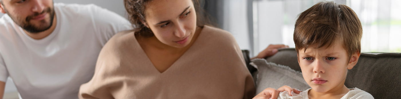    <p>
            <strong>لجبازی</strong> در حقیقت یک رفتار و واکنش نامناسب و نامطلوب است که کودکان برای بیان چیزی که احساسات و روحیه آنها را
            می آزارد از این ابزار استفاده کرده تا به چیزی که می خواهند برسند. لجبازی کودکان به صورت های مختلف و در قالب
            رفتارهای خشن و گاها پرخطر مانند فریاد کشیدن، گریه کردن، شکستن وسایل منزل، پرت کردن اشیاء، ناسزا گفتن و ...
            صورت می گیرد.
        <br>
        کنترل کردن و رسیدگی به کودکان لجباز نیازمند درک و صبر و حوصله است و اگر والدین این دانش را نداشته باشند می
            توانند بیشتر کودک را لوس کنند. برخورد با کودکان لجباز یک چالش روزانه در <a
                href="/pillars/child-parenting-course"
                target="_blank"
                rel="noopener noreferrer">تربیت کودک</a> است که میتواند هر چیز
            کوچکی را به یک مبازره تبدیل کنند. اگر والدین استراتژی مناسب برای مقابله با این رفتارها را ندانند، ممکن است
            ناخواسته سبب نهادینه شدن این خصلت در کودک خود شوند.</p>