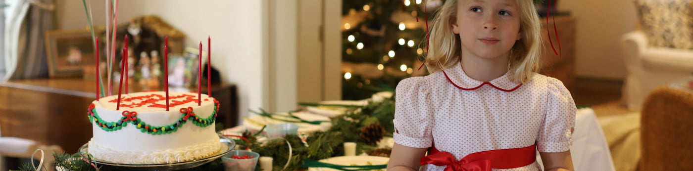   <p>
        جشن تولد برای کودک فقط یک مهمانی یا مراسم نمایشی نیست؛ بلکه فرصتی مهم برای تقویت حس هویت، خودارزشمندی و امنیت
        عاطفی اوست.
    </p>
    <p>
        بسیاری از والدین می‌پرسند آیا جشن تولد واقعاً لازم است؟ از چه سنی معنا پیدا می‌کند؟ و آیا می‌توان آن را ساده و
        بدون فشار برگزار کرد؟
        در این مقاله بررسی می‌کنیم جشن تولد کودک چه تأثیری بر رشد روانی و اجتماعی دارد و چطور می‌توان آن را به تجربه‌ای
        تربیتی، کم‌هزینه و ماندگار تبدیل کرد.


    </p>