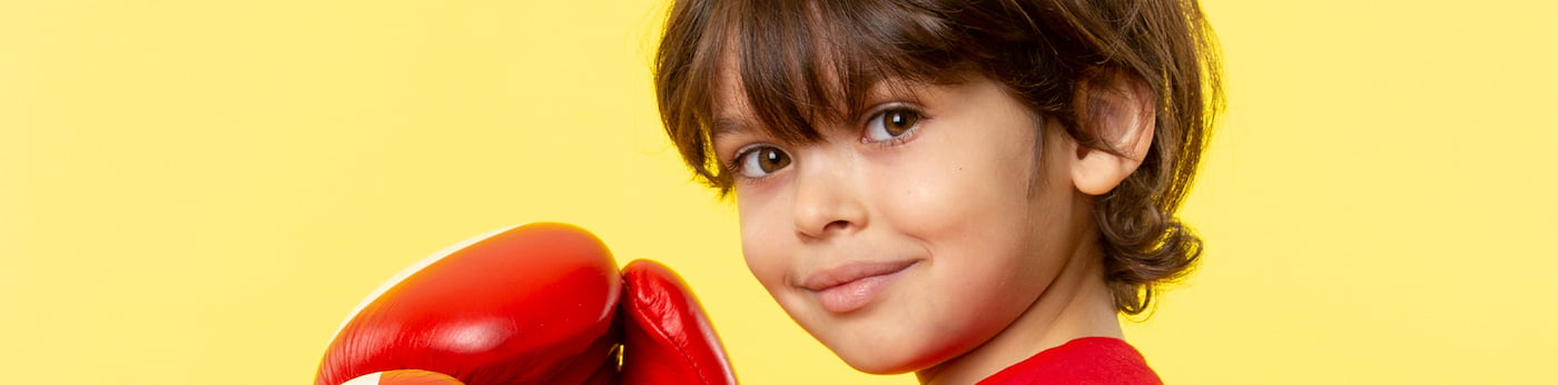 <p>یکی از استراتژی های که والدین به اشتباه برای ارزیابی پیشرفت فرزندشان استفاده می کنند، مقایسه است. بسیاری از
            والدین، فرزندان خود را با بچه های دیگر مقایسه می کنند تا انگیزه ای برای برتری در آنها ایجاد کنند. اما طبق
            آخرین یافته های علمی در حوزه <a
                href="/pillars/tarbiyat-koodak"
                target="_blank"
                rel="noopener noreferrer">تریبت کودک</a>، مقایسه کودک با دیگران می تواند تأثیر معکوس داشته باشد.</p>