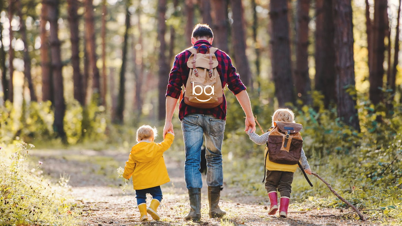 خانواده در حال وقت‌گذرانی در طبیعت همراه کودک
