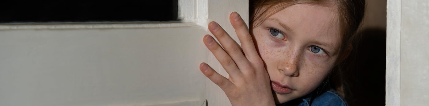     <p>
            ترس از تاریکی در کودکان بیشتر از چیزی که والدین تصور می کنند بین کودکان متداول در <a
            href="/pillars/tarbiyat-koodak"
            target="_blank"
            rel="noopener noreferrer">تربیت کودک</a> است و یک احساس
            کاملا طبیعی است. ترس از تاریکی به قدری رایج است که به عنوان بخش طبیعی از رشد در نظر گرفته شده و اکثر کودکان
            در برخی موارد این احساس را تجربه می کنند. کودکان تخیل واضح و روشنی دارند و این تخیلات بخشی از لذت دوران
            کودکی و نشان دهنده رشد آنهاست.
            <br/>
            اما این تخیلات وقتی در زمان خواب کودک شروع به کار می کنند می توانند موقعیت ترسناکی را برای آنها ایجاد کنند.
        </p>