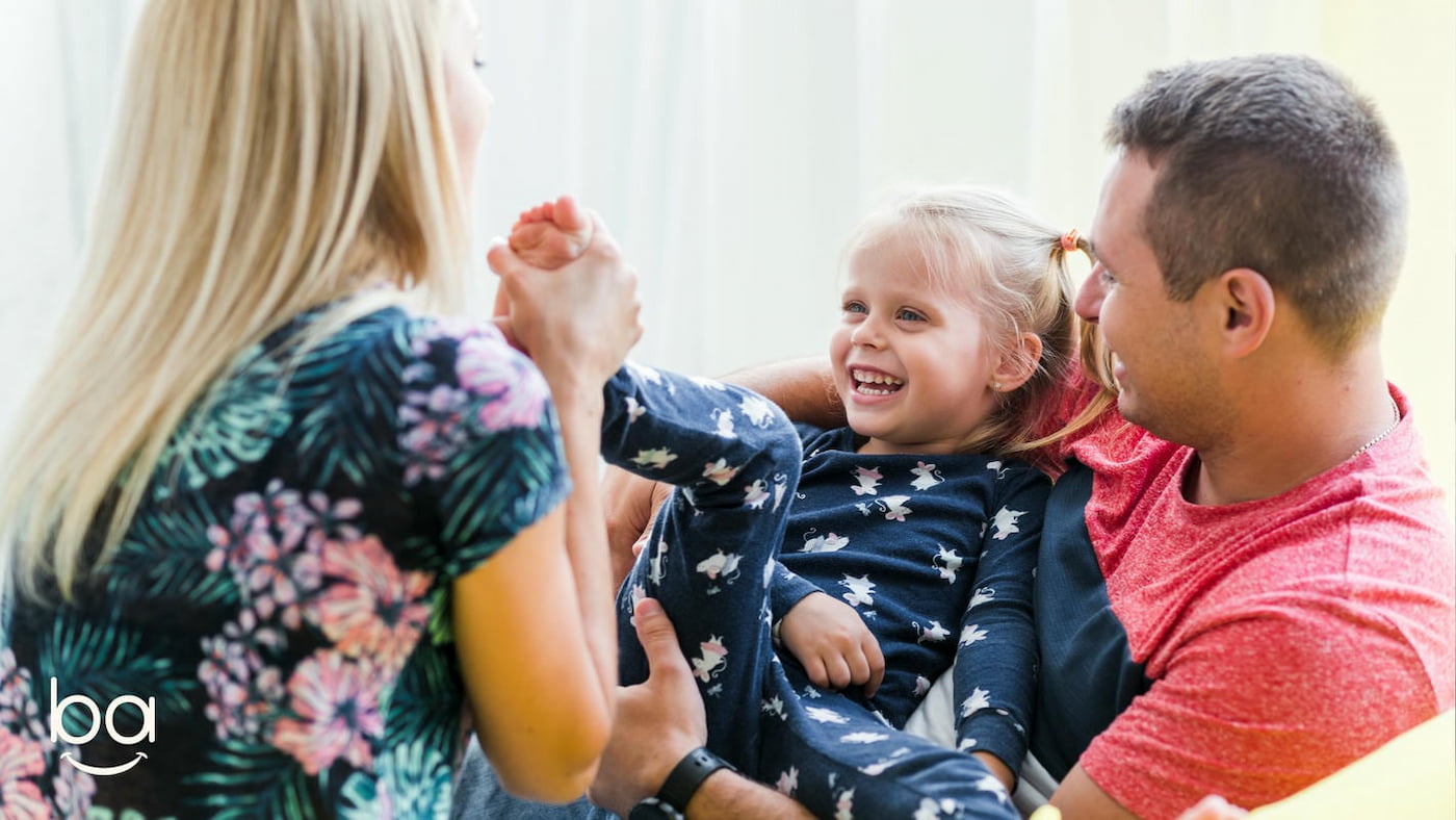 دلداری آرام و حمایتگر والدین بدون ترحم به کودک پس از اشتباه