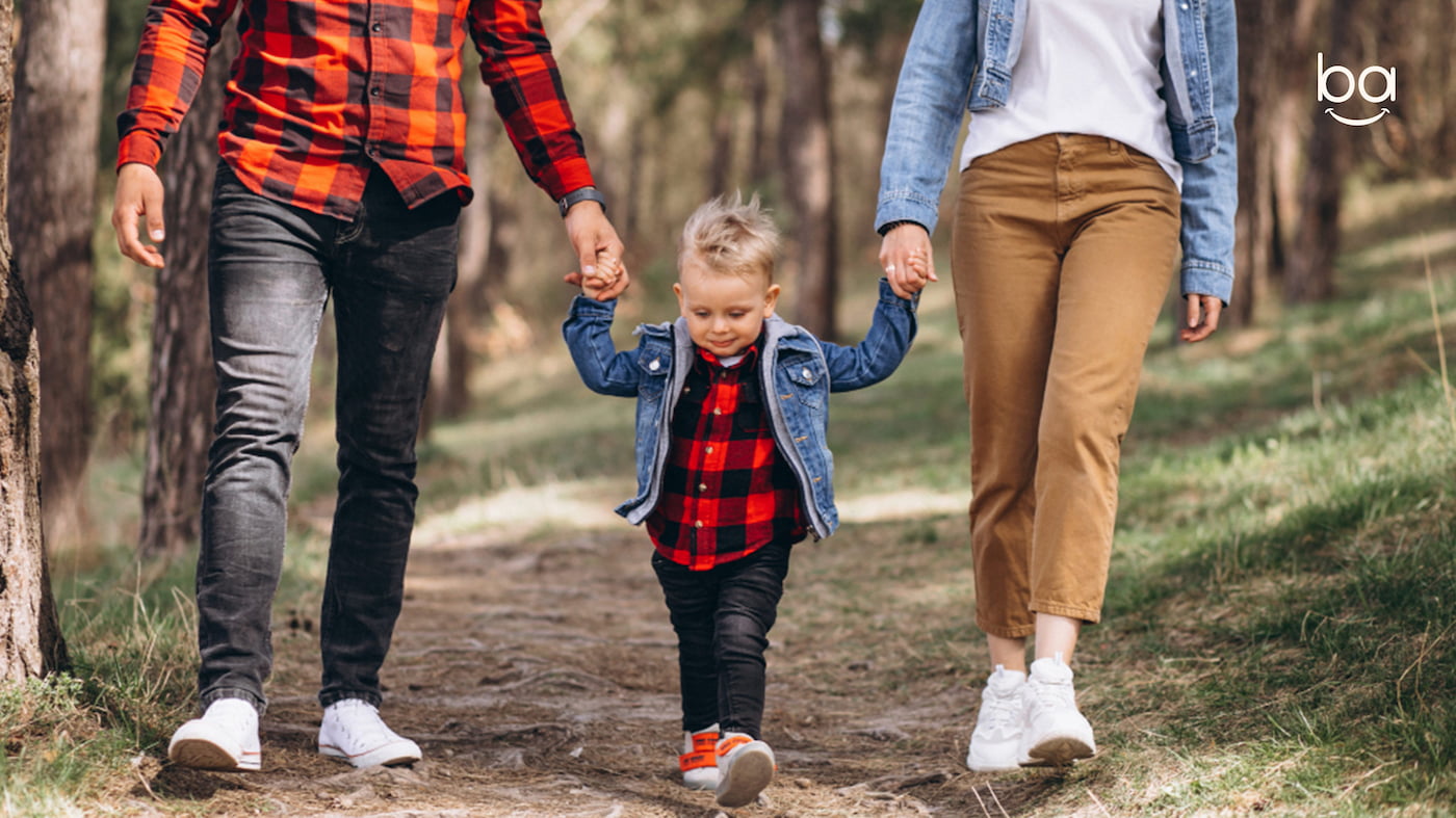 والدین در کنار کودک؛ تصویر مرتبط با اصول تربیت کودک از نگاه روانشناسان هاروارد