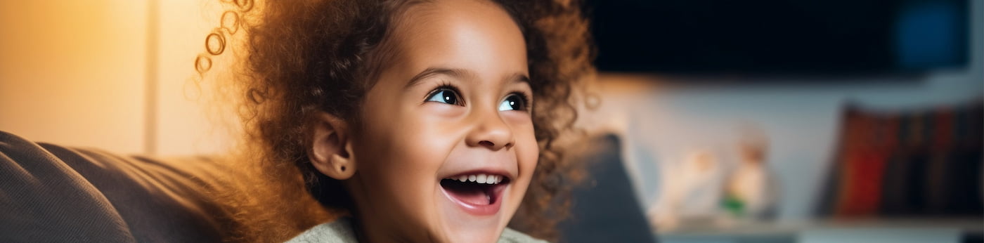  <p>
            امروزه همه ما فناوری های زیادی در خانه داریم، تلفن‌های هوشمند، تبلت‌ها، تلویزیون‌ها، لپ‌تاپ‌ها و کنسول‌های
            بازی. با این حال، تماشای صفحه نمایش به خصوص تلویزیون برای بچه‌های کوچک می‌تواند یک موضوع تفرقه‌انگیز باشد، و
            والدینی که اصلی ترین مسئولیت آنها، <a
            href="/pillars/tarbiyat-koodak"
            target="_blank"
            rel="noopener noreferrer">تربیت کودک</a> است، اغلب نظرات متفاوتی در مورد آن دارند.
            <br/>
            پزشکان و روان شناسان کودک بر این باورند که تماشای تلویزیون برای کودکان زیر 18 ماه به هیچ عنوان توصیه نمی
            شود. والدین اغلب از این توصیه شوکه می شوند، چرا که اکثر کودکان نوپا تماشای برنامه های تلویزیون را دوست
            دارند.
        </p>
