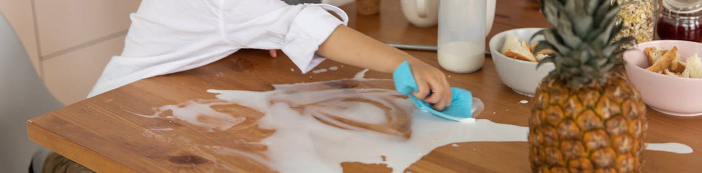 
    <p>


        همه ما می خواهیم فرزندانی مسئولیت پذیر


        <a
                href="https://bafamily.ir/pillars/child-parenting-course"
                target="_blank"
                rel="noopener noreferrer">تربیت</a>


        کنیم و همه ما می‌خواهیم در دنیایی زندگی کنیم که در آن دیگران برای
        مسئولیت‌پذیری تربیت شده‌اند، دنیایی که بزرگسالان از مسئولیت‌های خود به‌عنوان شهروند شانه خالی نمی‌کنند. اما گاهی
        اوقات ناخواسته فرزندان خردسال را طوری تربیت می‌کنیم که درست برعکس چیزی که می خواهیم عمل می کنند.


    </p>
    <p>
        این داستان را در نظر بگیرید. یک کودک سه ساله وارد آشپزخانه می شود و به مادرش می گوید: "می خواهم کمک کنم." مادر
        که عجله دارد، می‌گوید: «نه، برو و بازی کن.» حالا چند سال به جلو حرکت کنید. مامان از بچه 10 ساله می خواهد که هویج
        را خرد کند و او می گوید: "نه، من مشغول بازی هستم." این کودک دقیقا همان کاری را انجام می دهد که به او آموزش داده
        شده است: از سر راه کنار برود تا بزرگسالان بتوانند کارهایشان را سریع تر، کارآمدتر و به درستی انجام دهند.
    </p>