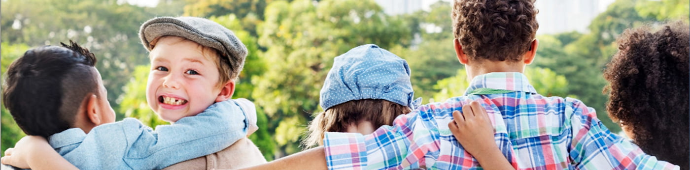  <p>

        کودکان در یک دنیای اجتماعی بسیار پیچیده زندگی می کنند. آنها به شدت دوست دارند مورد پذیرش و تایید سایر کودکان
        قرار بگیرند. بسیاری از ما می‌توانیم در مقطعی از زندگی‌مان حسرت داشتن یک دوست صمیمی را به یاد بیاوریم. همه والدین
        اشک ها و خشم های خود از زورگویی و یا نادیده گرفته شدن توسط کودکان دیگر را به یاد می آورند. در واقع همه ما در
        مقطعی از زندگیمان حسرت داشتن یک دوست صمیمی را به یاد می آوریم.
    </p>