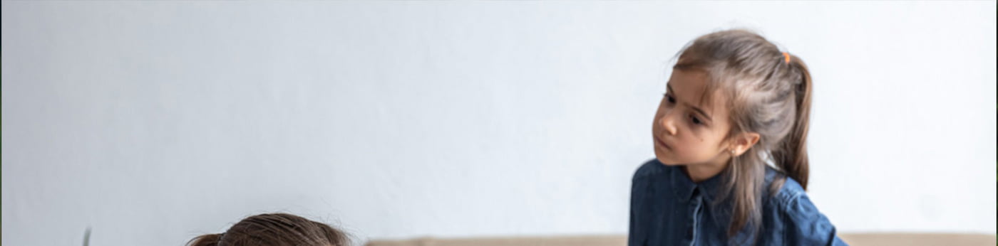 
    <p>

        همه ما در مقطعی از زندگی خود حسادت می کنیم، اما چیزی که در مورد حسادت ناراحت کننده است این مسئله است که شخص باعث
        آسیب به دیگری می شود. حسادت یک واکنش دفاعی پیچیده است و زمانی در کودکان ایجاد می شود که عشق و محبت والدین با
        آمدن خواهر یا برادر تقسیم شود و کودک تهدیدی از جانب آنها احساس کند.
    </p>