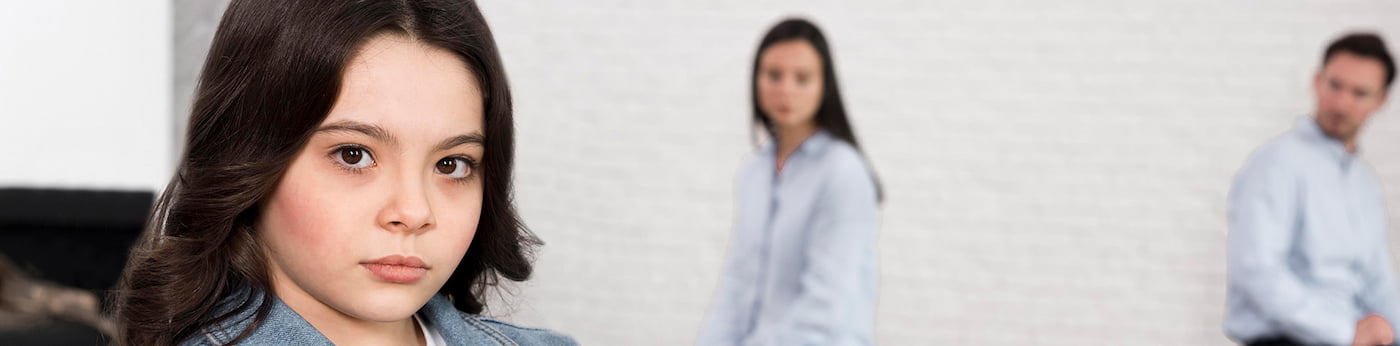 جدایی یا طلاق یک تجربه بسیار استرس زا و عاطفی برای همه افراد درگیر است اما کودکان اغلب احساس می کنند که تمام دنیایشان وارونه شده است. کودک در هر سنی که باشد، فروپاشی خانواده و جدایی پدر و مادر برایش می تواند آسیب زا باشد. 