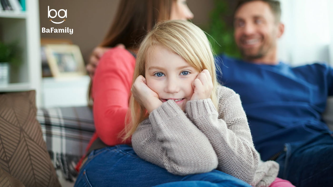 کودک در حال تقلید از رفتار والدین؛ اهمیت الگو بودن در تربیت و یادگیری اجتماعی