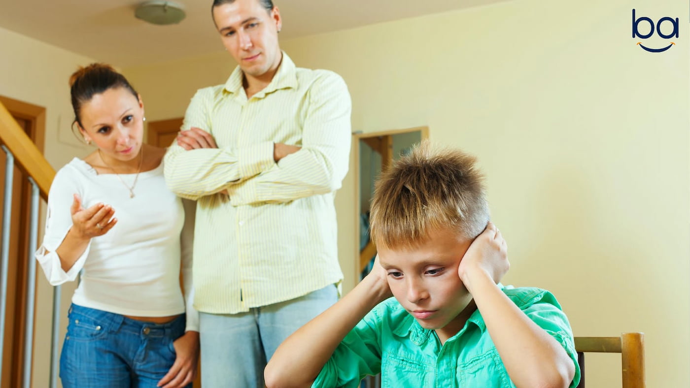 والدینی که کودک خود را با دیگران مقایسه می‌کنند و باعث کاهش اعتماد به نفس فرزند می‌شوند