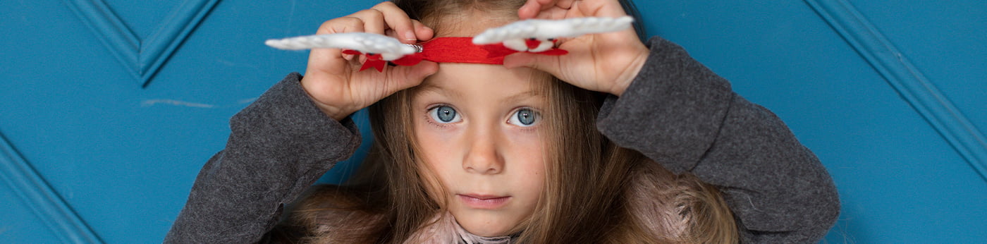 <p>
            بسیار خوب است که کودکان انتظارات زیادی از خود داشته باشند، اما اگر انتظار داشته باشند که همه چیز همیشه عالی
            باشد، هرگز از عملکردشان راضی نخواهند بود. تلاش برای تقویت میل کودکان به منظور رسیدن به خواسته هایشان و نیز
            برای بهترین بودن مهم است، اما برای برخی از کودکان این میل می تواند به تلاشی همه جانبه برای بی عیب و نقص بودن
            تبدیل شود که بار دشواری برای آنها است که والدین میتوانند با <a
            href="/pillars/tarbiyat-koodak"
            target="_blank"
            rel="noopener noreferrer">تربیت صحیح</a>، در حل این مسئله به کودکان کمک کنند.
        </p>