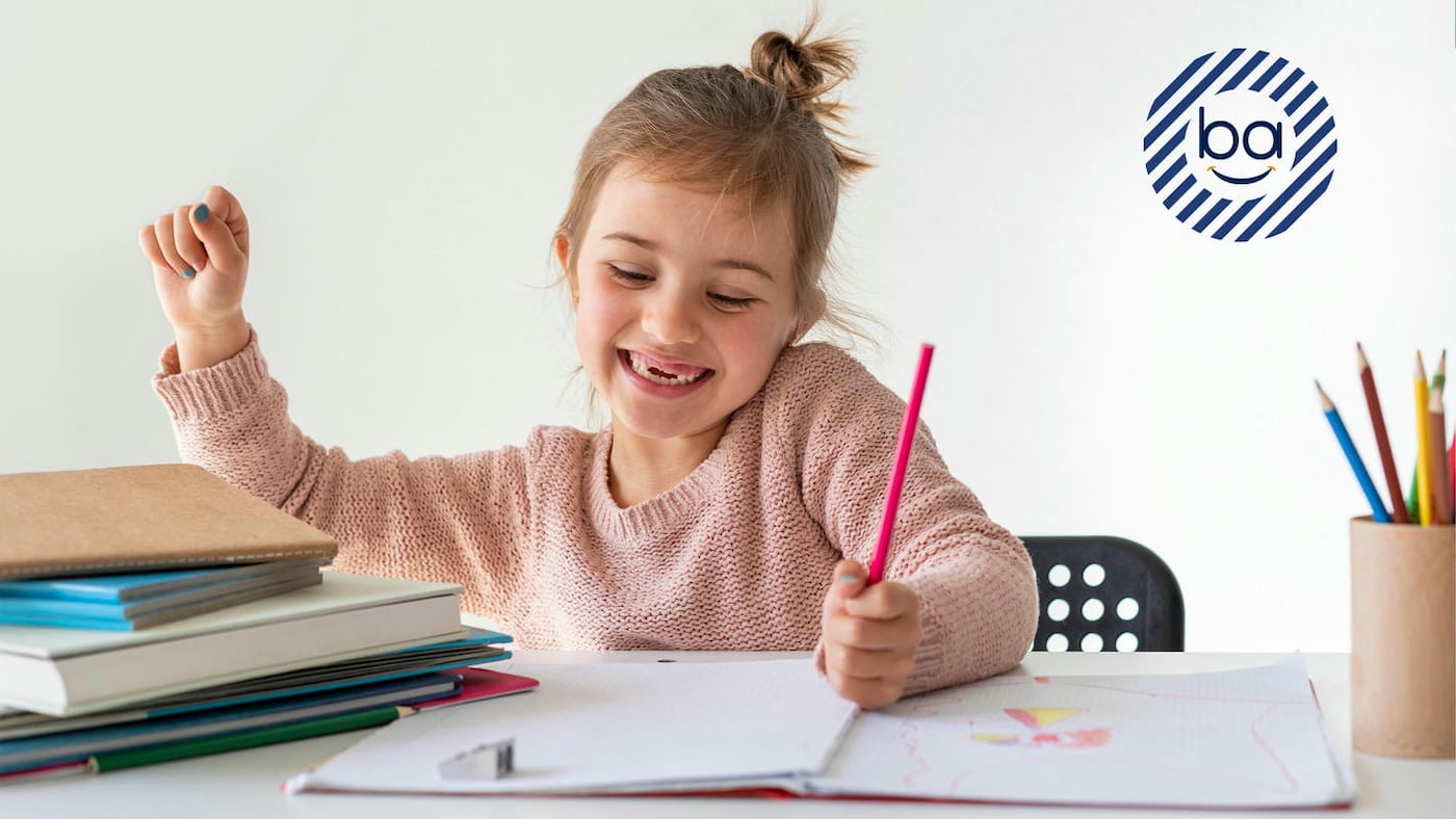 والدین در حال تشویق کودک به پذیرش اشتباهات و افزایش اعتماد به نفس برای پیشگیری از کمال‌گرایی