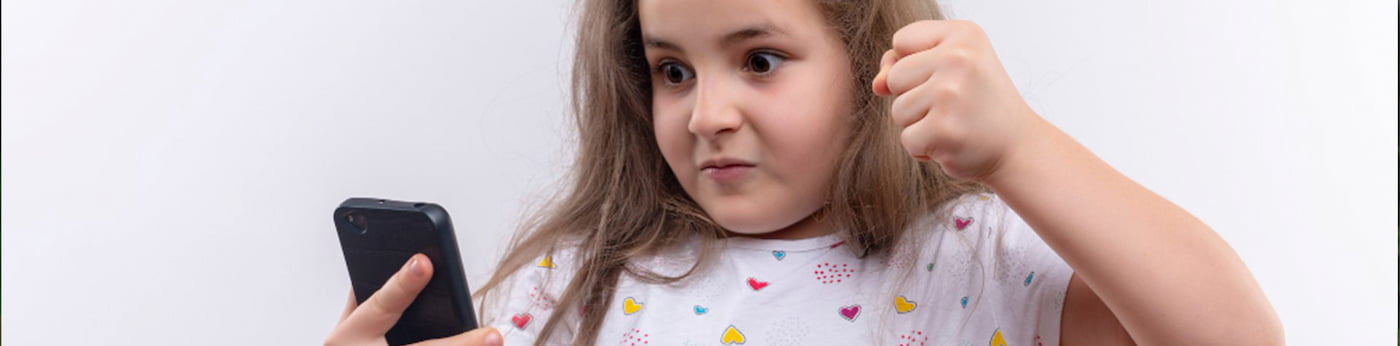  <p>

        داشتن تلفن همراه برای افراد در هر سنی به یک نیاز ضروری تبدیل شده است و تقریبا بدون استفاده از یک تلفن هوشمند نمی
        توان هیچ کاری را به درستی و سرعت به پایان رساند. کودکان نیز در سراسر جهان از گوشی های هوشمند برای اهداف مختلف
        استفاده می کنند. برخی ساعت های طولانی با دوستان خود صحبت کرده و برخی دیگر وقت خود را صرف بازی های بی‌شمار می
        کنند. آموزش های آنلاین و دسترسی به منبع نامحدودی از اطلاعات برای کسب دانش در موضوعات مختلف نیز از فواید استفاده
        از گوشی های هوشمند است.
    </p>
    <p>
        اینترنت نکات مثبت زیادی دارد، با این حال این ابزار خطراتی را هم به دنبال دارد که نمی توان آنها را نادیده گرفت.
        از جمله استفاده طولانی مدت از تلفن همراه و یا دسترسی کودکان به محتوای نامناسب سن خود. بنابراین استفاده مداوم و
        قرار گرفتن در معرض تلفن همراه می تواند اثرات مضری بر کودک داشته باشد.
    </p>