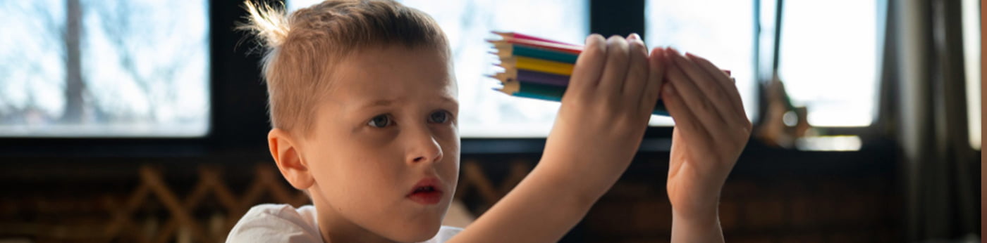  <p>
        اختلال طیف اوتیسم (ASD) یک ناتوانی رشدی مرتبط با رشد مغز است که بر نحوه درک و

        <a
                href="https://bafamily.ir/blog/%D8%A2%D9%85%D9%88%D8%B2%D8%B4-%D8%A2%D8%AF%D8%A7%D8%A8-%D9%85%D8%B9%D8%A7%D8%B4%D8%B1%D8%AA-%DA%A9%D9%88%D8%AF%DA%A9-5-%D9%86%DA%A9%D8%AA%D9%87-%D9%85%D9%87%D9%85-%D8%B1%D9%81%D8%AA%D8%A7%D8%B1-%D9%85%D9%88%D8%AF%D8%A8%D8%A7%D9%86%D9%87"
                target="_blank"
                rel="noopener noreferrer">معاشرت کودک با دیگران</a>

        تأثیر می
        گذارد و باعث ایجاد مشکلاتی در تعامل اجتماعی و ارتباطات می شود. این اختلال همچنین شامل الگوهای رفتاری محدود و
        تکراری است.

    </p>
    <p>
        افراد مبتلا به اوتیسم ASD روش های مختلفی برای یادگیری، حرکت یا توجه دارند. البته برخی از افراد بدون این اختلال
        نیز ممکن است این علائم را داشته باشند، اما برای افراد مبتلا به ASD، این ویژگی ها می تواند زندگی را بسیار چالش
        برانگیز کند.
    </p>