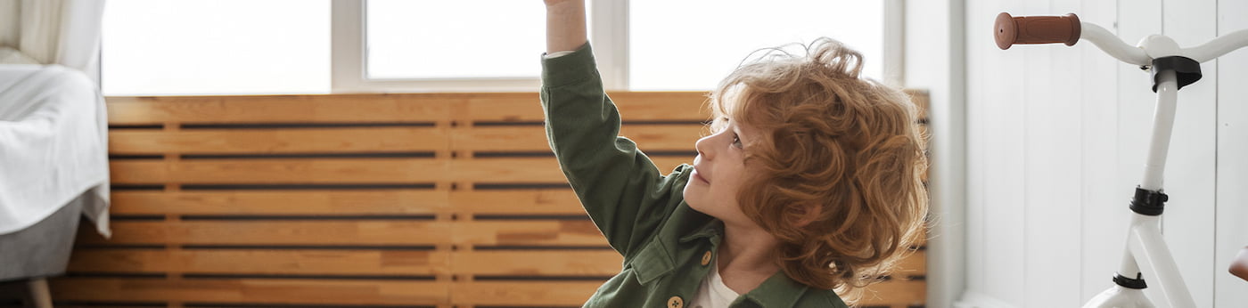 چندین سال پیش داشتن خانواده های پرجمعیت رایج بود و حتی مزیت هم تلقی می شد. اما با تغییر زمان و افزایش هزینه های زندگی هر ساله، داشتن یک خانواده بزرگ دیگر گزینه عملی محسوب نشده و اکنون زوج های بیشتری به داشتن یک فرزند فکر می کنند. وقتی صحبت از تک فرزندی می‌شود، کلیشه‌ها و تصورات پیش‌فرض فراوان هستند. برخی پوچ و بی اساس هستند، اما برخی دیگر ریشه در حقیقت دارند. 