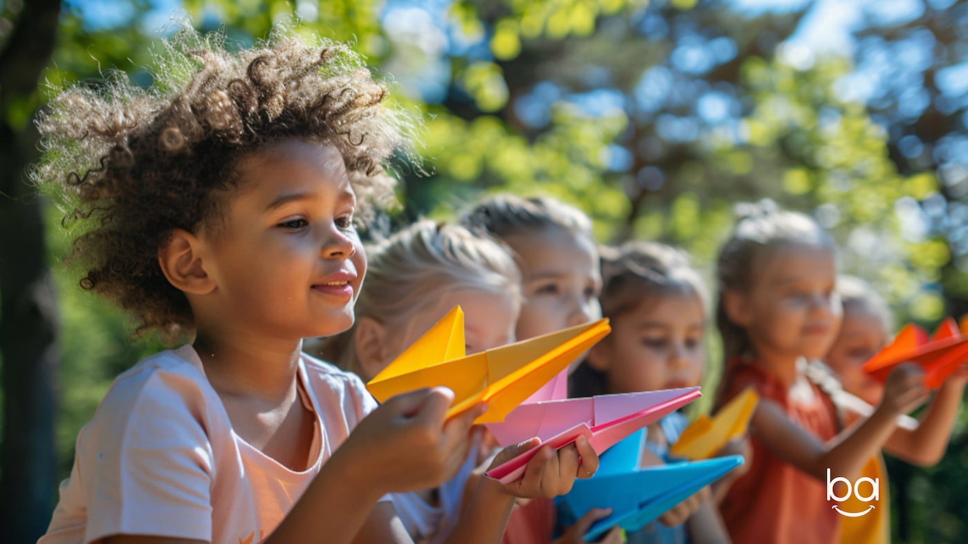 کودک در حال تقسیم کردن اسباب‌بازی با دوستان و یادگیری مهارت همدلی