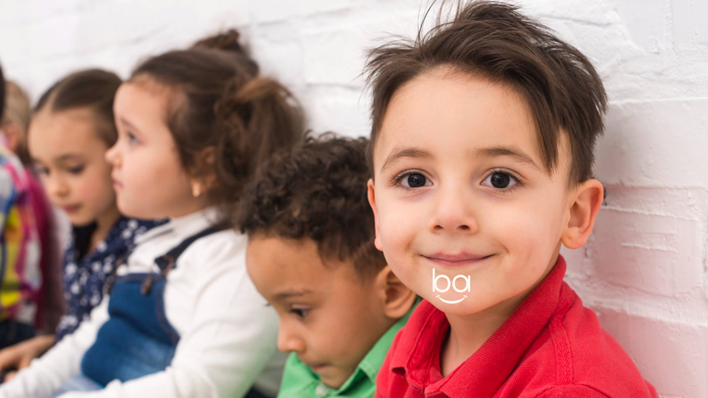 کودکان در حال انجام فعالیت گروهی و کار تیمی برای تقویت مهارت‌های اجتماعی