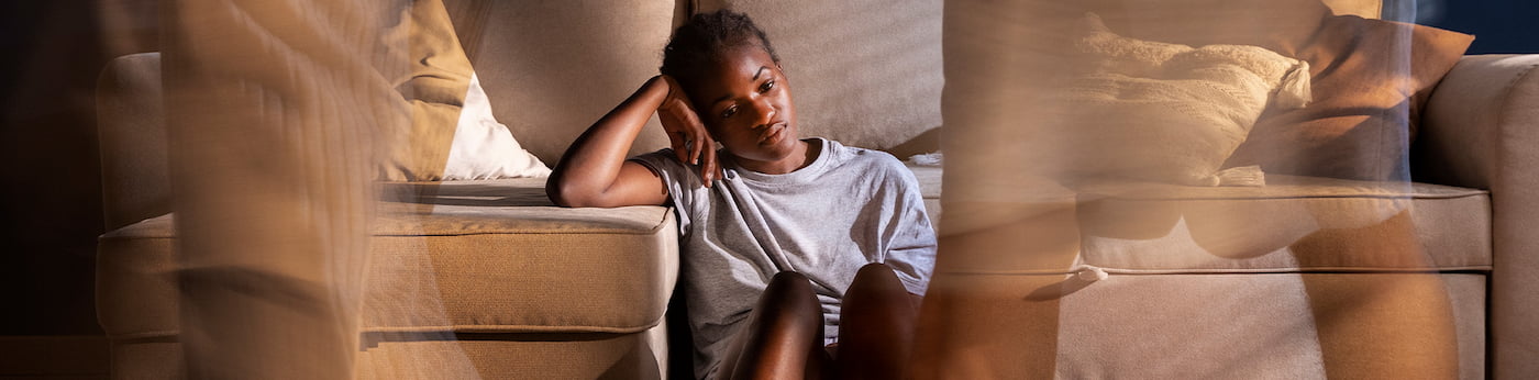 <h2>والدین سمی چه کسانی هستند؟</h2>
        <p>در روانشناسی، اصطلاحی که اغلب برای توصیف والدین سمی استفاده می شود، والدین خودشیفته است. روابط سمی والدین
            وکودک اغلب از دوران کودکی شروع شده و تا بزرگسالی ادامه می یابد. این روابط می تواند تأثیرات منفی بر روی
            کودکان داشته باشد و بر سلامت روحی و جسمی آنها تأثیر بگذارد.</p>
        <p>والدین هم انسان هستند و این به این معنی است که آنها هم ممکن است اشتباه کنند. گاهی اوقات فریاد بزنند، کارهای
            مضری برای سلامت روحی و روانی فرزندشان انجام دهند که شاید ناخواسته باشد. اما انگیزه و هدف آنها این است که در
            جهت والد بهتر شدن تلاش می کنند. اما والدین سمی بیشتر نگران نیازهای خود هستند تا اینکه به این مورد فکر کنند
            که آیا کاری که انجام می دهند زیان آور است یا نه. این والدین به طور مداوم به شیوه ای رفتار می کنند که باعث
            احساس گناه، ترس یا تعهد در فرزندانشان می شود.</p>
        <p>این والدین هرگز نخواهند توانست یکی از مؤلفه‌های رابطه سالم بین والدین و فرزند، از جمله عشق، گرما، تربیت درست،
            درک کودک، پشتیبانی و حمایت از کودک، الگوبرداری مناسب، فرصت‌های آموزشی، مرزها و محدودیت‌های روشن و محکم را
            فراهم کنند. چرا که الگوهای رفتاری والدین در نهایت زندگی فرزندشان را شکل می دهد.</p>
        <img className={'w-100'}
             src="https://api.bafamily.ir/get_file/impact-of-toxic-parents-on-children-445"
             alt="تأثیر والدین سمی بر کودکان و پیامدهای روانی و رفتاری آن"
             title="تأثیر والدین سمی: کاهش اعتماد به نفس و مشکلات عاطفی در کودکان"/>
        <h2>تأثیر والدین سمی بر کودکان</h2>
        <p>والدین سمی محیطی منفی و سمی در خانه ایجاد کرده و از ترس، احساس گناه و تحقیر به عنوان ابزاری برای اطمینان از
            تبعیت فرزندانشان استفاده می کنند. آنها می توانند بدرفتار، کنترل کننده و خشن باشند و هیچ حمایت عاطفی از
            فرزندانشان نداشته باشند. بزرگ شدن با والدین سمی می تواند بر سلامت جسمی و روانی شما تأثیر بگذارد و کودک را در
            معرض خطر مصرف مواد مخدر، <a
                href="/blog/اعتماد-به-نفس-کودک-5-روش-تقویت"
                target="_blank"
                rel="noopener noreferrer">اعتماد به نفس</a> پایین و مشکلاتی در برقراری روابط با دیگران قرار دهد.</p>
        <p>والدین سمی هرگز اعتراف نخواهند کرد که کاری که انجام می دهند اشتباه است و حتی عذرخواهی هم نمی کنند. بسیاری از
            آنها حتی معتقد هم نیستند که شیوه فرزندپرری آنها آسیب زا است و اصرار دارند که روش آنها کاملا به نفع کودک است.
            <a
                href="/blog/استرس-در-کودکان-مدیریت-نشانه"
                target="_blank"
                rel="noopener noreferrer">استرس کودکان</a> که در چنین خانواده‌هایی اجتناب ناپذیر است. رفتارهای توهین
            آمیز والدین سمی بر فرزندانشان هم در
            دوران کودکی و هم بزرگسالی تاثیر منفی می گذارد.</p>
        <h2>نشانه‌های والدین سمی</h2>
        <p>نشانه های والدین سمی عبارت اند از:</p>
        <h3>خشن بودن</h3>
        <p>والدین سمی در هنگام عصبانیت به اعمال خشونت آمیز مانند ضربه زدن، لگد زدن یا حتی خفه کردن فرزندان خود متوسل
            شوند. این رفتار بر کودک تاثیر گذاشته و دچار ترس، اضطراب و خشم می شود. خشونت عواقب شدید روحی و جسمی بر کودکان
            دارد و بر هر رابطه ای تأثیر منفی می گذارد.</p>
        <img className={'w-100'}
             src="https://api.bafamily.ir/get_file/childhood-emotional-abuse-446"
             alt="اثرات خشونت والدین سمی بر کودکان و ایجاد ترس و اضطراب"
             title="خشونت والدین سمی: ترس، اضطراب و خشم در کودکان"/>
        <h3>تحقیر کلامی و عاطفی</h3>
        <p>والدین سمی از لحاظ عاطفی و کلامی فرزند خود را تحقیر می کنند که بسیار مخرب تر از خشونت فیزیکی است. از جمله
            تحقیر کودک در ملا عام و سرزنش کردن کودک.</p>
        <h3>اولویت دادن نیازهای خود به نیازهای فرزندان</h3>
        <p>والدین سمی اغلب نیازها و خواسته های خود را قبل از نیازهای فرزندانشان در اولویت قرار می دهند. آنها ابتدا به
            نیازهای اولیه خود رسیدگی می کنند و در آخر نیازهای فرزندان خود را برطرف کنند. این مورد نشانه خودشیفتگی در بین
            والدین بوده و به ویژه برای نوزادان و کودکان خردسالی که توانایی مراقبت از خود را ندارند مضر است.</p>
        <h3>کنترل گری بیش از حد</h3>
        <p>والدین سمی بیش از حد در زندگی فرزندان خود دخالت می کنند تا جایی که آزادی، استقلال و فردیت کودک را محدود می
            کند. از نشانه‌های والدین کنترل‌کننده این است که انتظار دارند فرزندشان آنگونه که آنها می خواهند باشد.</p>
        <h3>انتظار برای اطاعت کامل کودک</h3>
        <p>والدین سمی ممکن است انتظار داشته باشند که فرزندانشان همیشه مطیع آنها باشند. این والدین هنگامی که قدرت آنها به
            چالش کشیده شود، بیش از حد واکنش نشان داده و حتی ممکن است پرخاشگری هم کنند.</p>
        <h3>نیاز به تحسین مداوم</h3>
        <p>نیاز به تحسین بیش از حد یکی دیگر از نشانه های والدین خودشیفته است. این والدین از فرزندانشان انتظار دارند که
            آنها را تحسین کنند و در صورت عدم موفقیت ممکن است با رفتارهای توجه طلبانه عصبانی و رنجیده شوند. این والدین
            معمولاً در مقابل فرزندان خود را تحسین نمی کنند.</p>
        <h3>حسادت به روابط کودکان</h3>
        <p>والدین سمی زمانی که کودک روابط نزدیکی با افراد دیگر برقرار می کند، احساس حسادت کرده و این روابط را به عنوان
            تهدید تلقی می کنند. در موارد شدید آنها حتی سعی می کنند به روابط شما پایان دهند تا دیگر احساس خطر نکنند.</p>
        <h3>نبود حمایت عاطفی</h3>
        <p>والدین سمی از انتخاب ها، علایق و دستاوردهای فرزندانشان حمایت نمی کنند. دلایل مختلفی برای این امر وجود دارد،
            از جمله حسادت یا نیاز به کنترل. این ویژگی برای کودکانی که خواهان تایید والدین خود هستند آسیب زا است.</p>
        <h2>چطور می‌توان از اثرات والدین سمی رها شد؟</h2>
        <p>گاهی درک این واقعیت که رفتارهای والدین سمی ریشه در ناآگاهی و تجربه‌های تلخ گذشته آن‌ها دارد، به ما کمک می‌کند
            از چرخه‌ی تکرار آسیب بیرون بیاییم. رهایی از اثرات چنین رابطه‌ای نیاز به آگاهی، درمان و بازسازی درونی دارد.
            در ادامه با چند گام مؤثر برای شروع این مسیر آشنا میشوید:</p>
        <h3>شناخت الگوهای آسیب‌زا</h3>
        <p>اولین قدم برای رهایی، آگاهی از رفتارهایی است که در دوران کودکی تجربه کرده‌ایم و امروز ناخواسته تکرارشان
            می‌کنیم. شناخت این الگوها، آغاز مسیر درمان است.</p>
        <h3>مرزبندی سالم در بزرگسالی</h3>
        <p>بخشی از بلوغ عاطفی، شناخت مرزهای شخصی و حفظ آرامش روان است. مرزبندی با والدین سمی به‌معنای بی‌احترامی نیست؛
            یعنی بدانیم چه رفتارهایی را نمی‌پذیریم و چگونه می‌توانیم رابطه‌ای محترمانه اما امن داشته باشیم. این آگاهی،
            پایه‌ی احساس ارزشمندی و آرامش در بزرگسالی است.</p>
        <h3>پذیرش و بخشش؛ گام آخر در ترمیم زخم‌ها</h3>
        <p>بخشش به‌معنای توجیه رفتارها نیست، بلکه رهایی از سنگینی احساسات گذشته است. با پذیرش آنچه اتفاق افتاده،
            می‌توانیم مسیر زندگی‌مان را با آرامش و آگاهی تازه ادامه دهیم.</p>
        <h3>درمان از طریق مشاوره و حمایت روان‌شناسی</h3>
        <p>گفت‌وگو با روان‌شناس یا مشاور خانواده می‌تواند به درک بهتر احساسات سرکوب‌شده و بازسازی مرزهای عاطفی کمک کند.
            درمان حرفه‌ای راهی برای آشتی درونی است.</p>
        <h2>جمع‌بندی؛ آگاهی، اولین قدم برای رهایی از والدگری سمی</h2>
        <p>هیچ والدینی کامل نیست، اما آگاهی از رفتارهای آسیب‌زا می‌تواند مسیر تربیت سالم‌تری را رقم بزند. والدین سمی
            اغلب ناخواسته الگوهای منفی را تکرار می‌کنند، اما با شناخت، درمان و آموزش می‌توان این چرخه را متوقف کرد. عشق،
            همدلی و گفت‌وگو بهترین دارو برای بازسازی رابطه‌ی والد و فرزند است. همچنین <a
                href="/pillars/child-parenting-course"
                target="_blank"
                rel="noopener noreferrer">آگاهی والدین از آخرین یافته های
                روانشناسی و نوروساینس در تربیت کودک</a>، میتواند اثر بسیار بزرگی بر بهبود روابط والد و فرزندی داشته
            باشد.</p>
        <img className={'w-100'}
             src="https://api.bafamily.ir/get_file/overcoming-toxic-parenting-447"
             alt="رهایی از تأثیرات والدین سمی و بازسازی رابطه سالم با فرزند"
             title="رهایی و بازسازی روابط سالم پس از تجربه والدگری سمی"/>