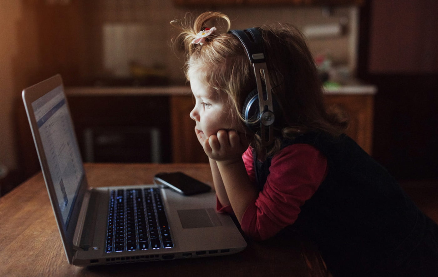 علائم هشدار وابستگی بیش‌ازحد کودک به موبایل و اینترنت