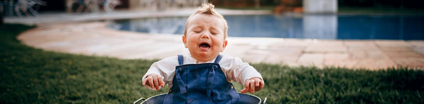 
    <p>


        گریه کردن یکی از مهم‌ترین ابزارهای ارتباطی کودک است. طبق تحقیقات

        <a
                href="https://www.aap.org/"
                target="_blank"
                rel="noopener noreferrer"> American Academy of Pediatrics</a>


        کودکان احساساتی مثل گرسنگی، خستگی، ترس، سردرگمی، نیاز به توجه عاطفی و آغوش و
        آرامش والدین را با گریه بیان می‌کنند، زیرا هنوز توانایی بیان کلامی کامل ندارند.


        <a
                href="https://www.harvard.edu/"
                target="_blank"
                rel="noopener noreferrer"> پژوهش‌های دانشگاه هاروارد</a>
        نیز
        نشان می‌دهد گریه در واقع بخشی از فرآیند طبیعی «تنظیم احساسات» است و به کودک کمک می‌کند استرس خود را کاهش دهد.
        به‌عبارت دیگر، گریه نه نشانه ضعف، بلکه بخشی طبیعی از رشد عاطفی کودکان است.


    </p>