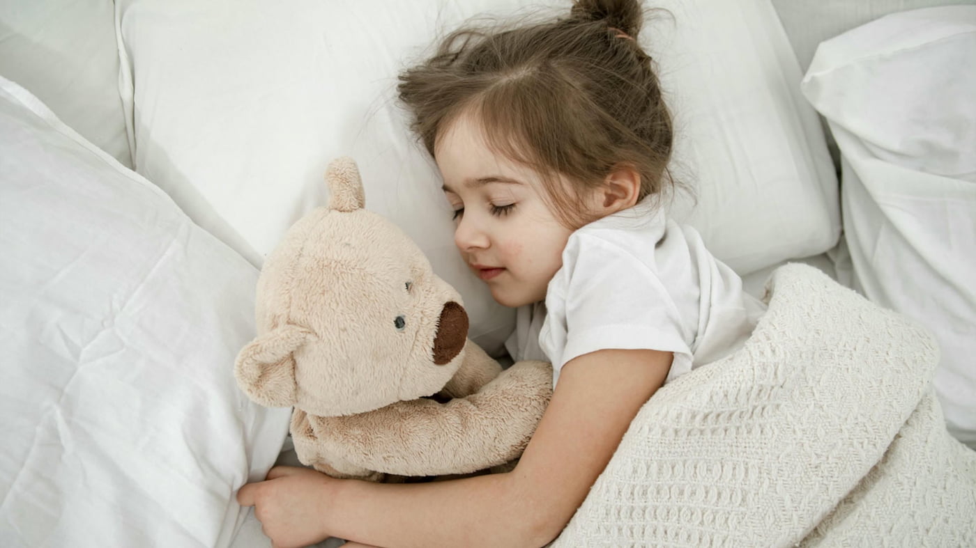 خواب آرام کودک پس از مدیتیشن کودک در حال خواب آرام شبانه پس از تمرین مدیتیشن